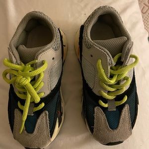 Yeezy 700 kids size